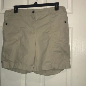 Khaki shorts- Size 18 ☀️Shorts 3/$20☀️